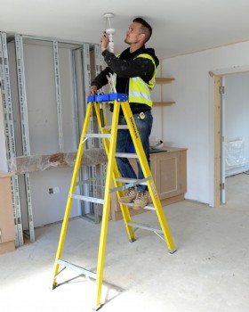 Glass Fibre Step Ladder For Painters & Electricians  6 Step